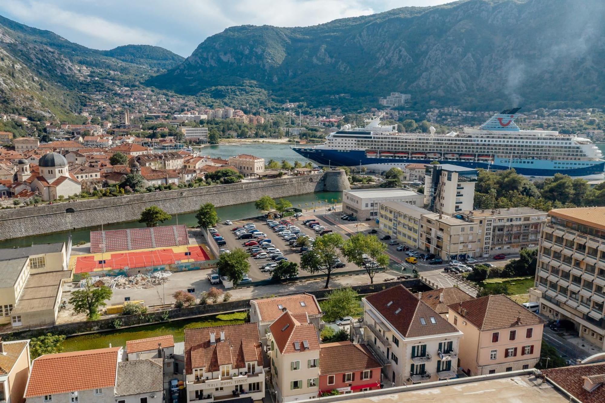 Kotor Central Point Bagian luar foto