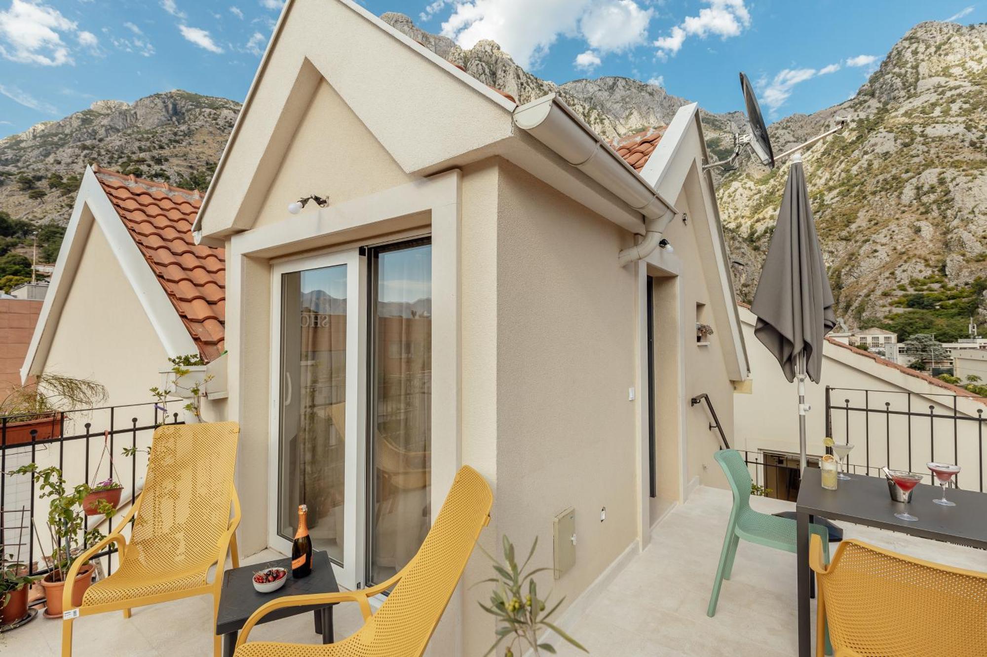 Kotor Central Point Bagian luar foto