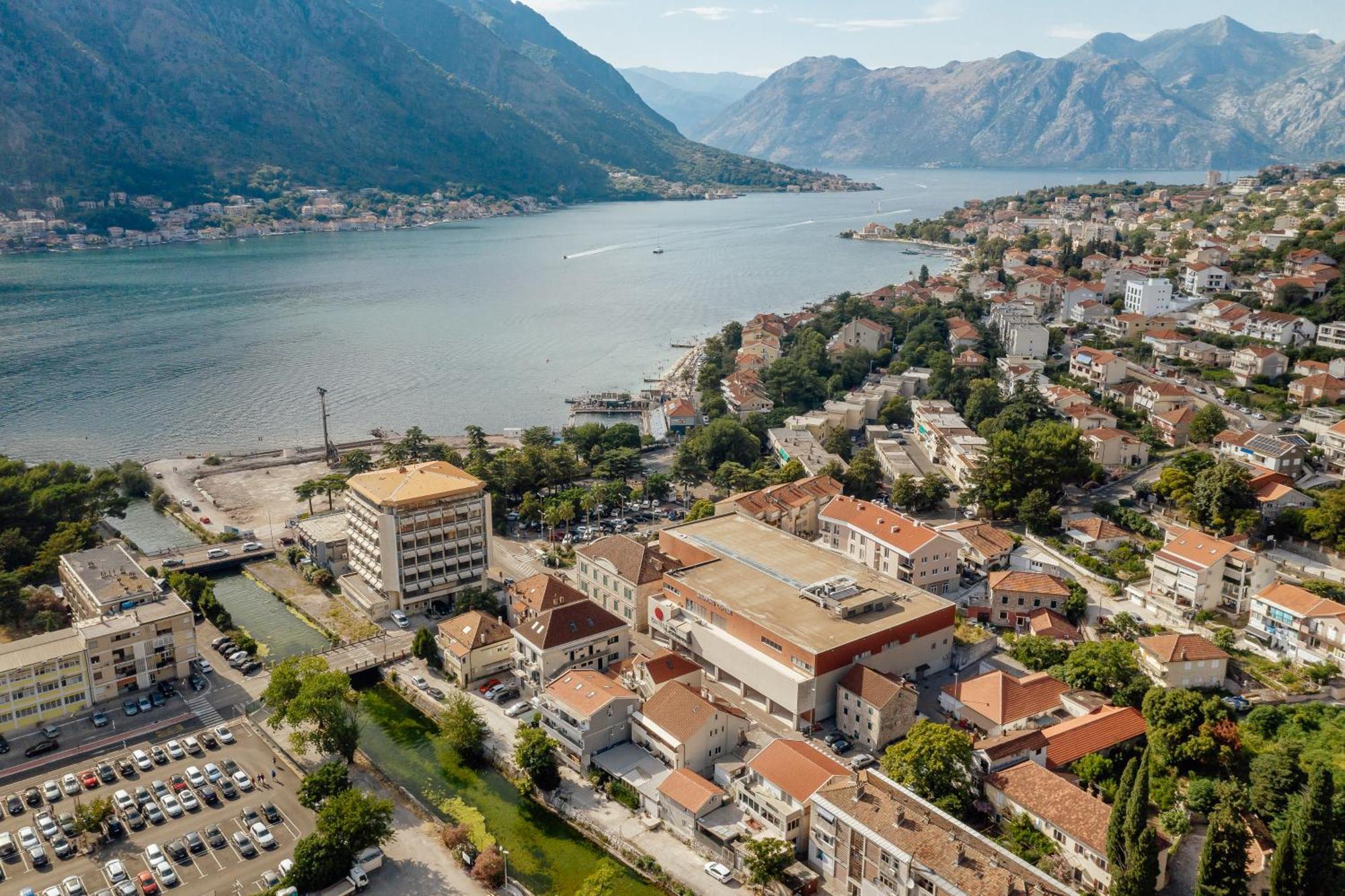 Kotor Central Point Bagian luar foto