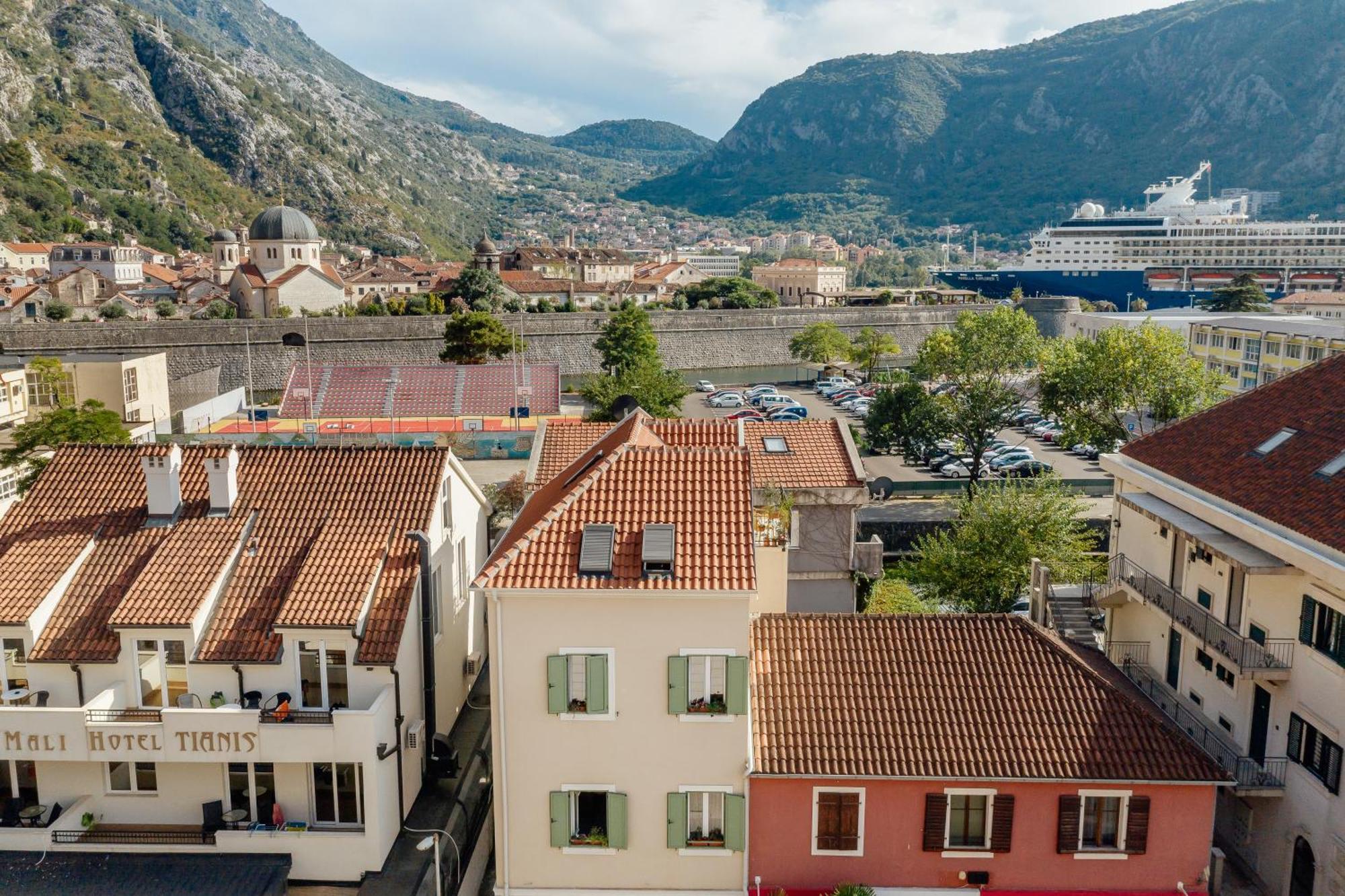 Kotor Central Point Bagian luar foto