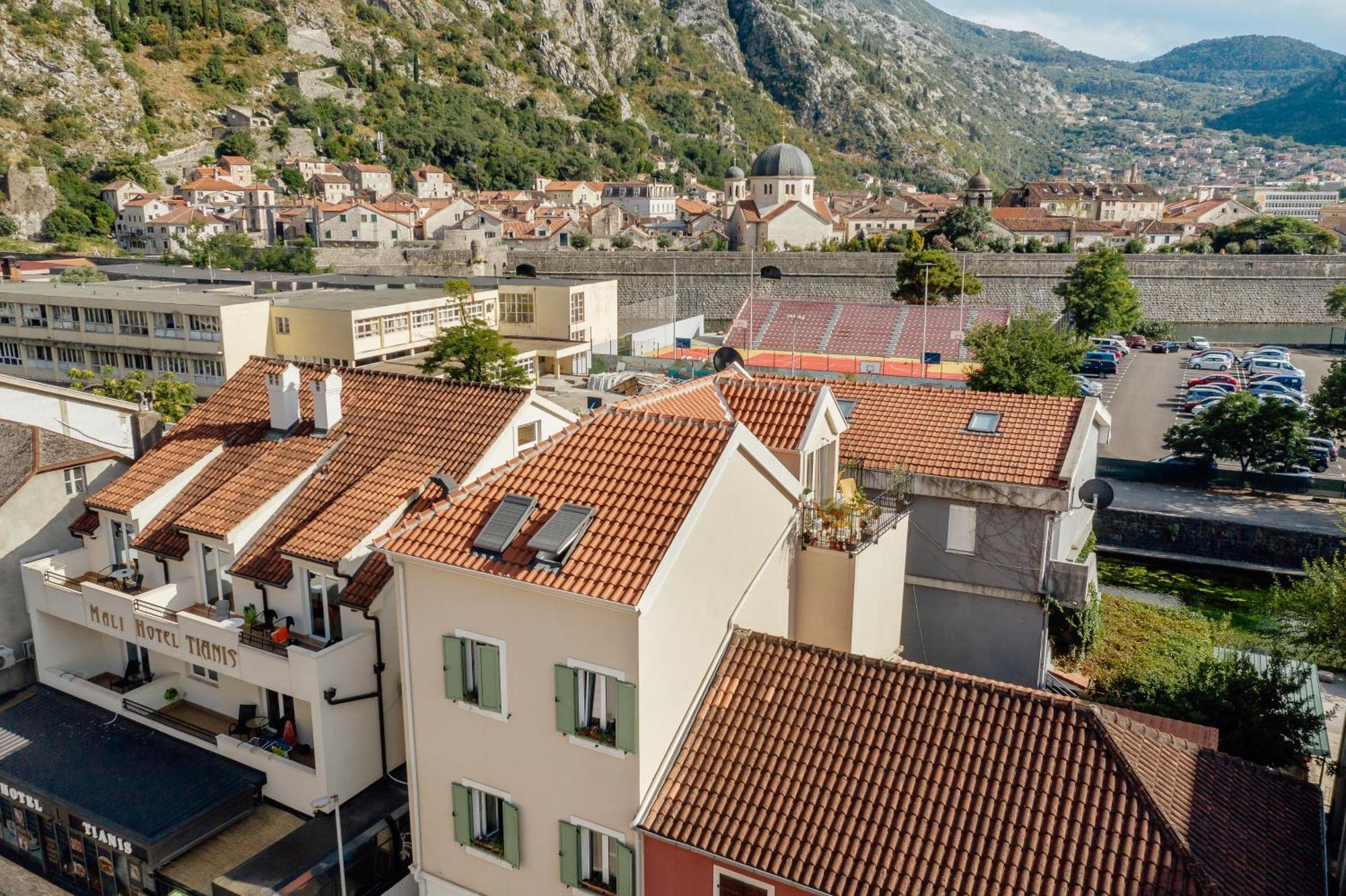 Kotor Central Point Bagian luar foto
